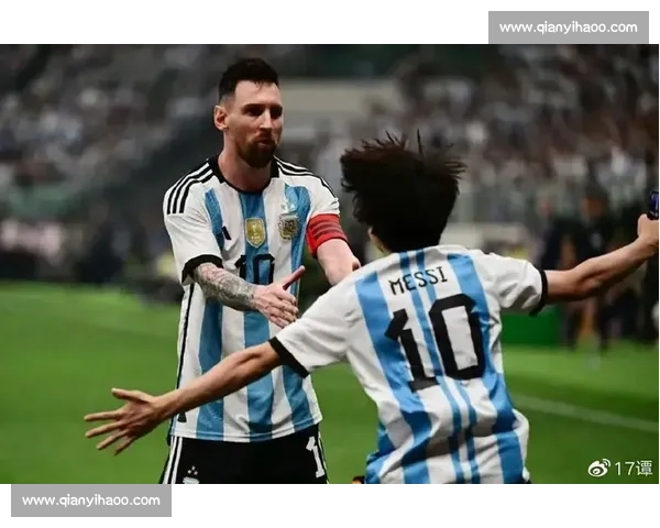 梅西挥臂维蒂尼亚引争议,赛后拥抱化解恩怨 梅西挥臂维蒂尼亚引争议,赛后拥抱化解恩怨